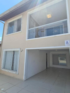 Casa duplex, 400m da praia e 13min do Beto Carrero